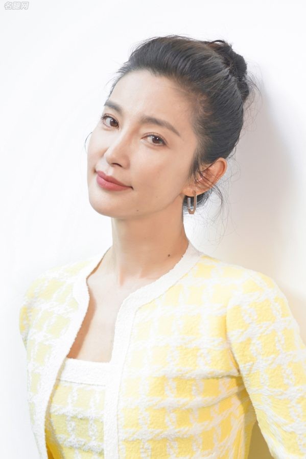 女明星李冰冰脚踩细高跟气质优雅大方(2/2)