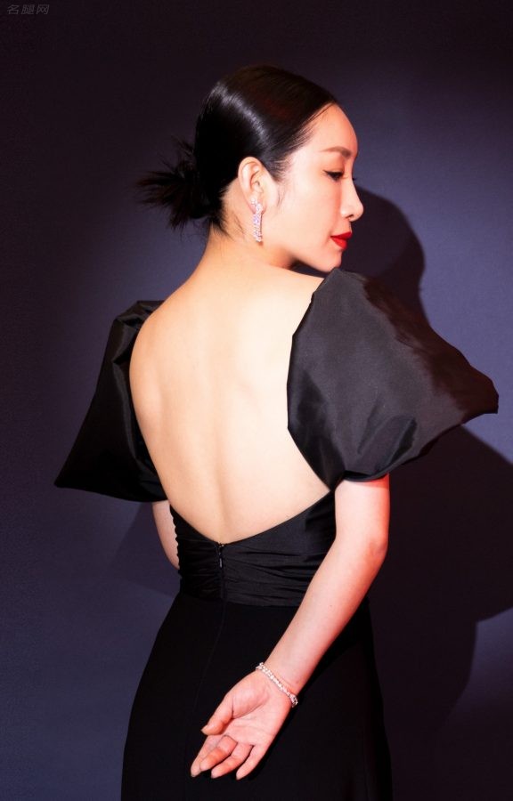 40路美女秦海璐穿深V礼服秀事业线(6/9)