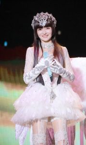 张韶涵演唱会天使造型白裙丝袜长靴