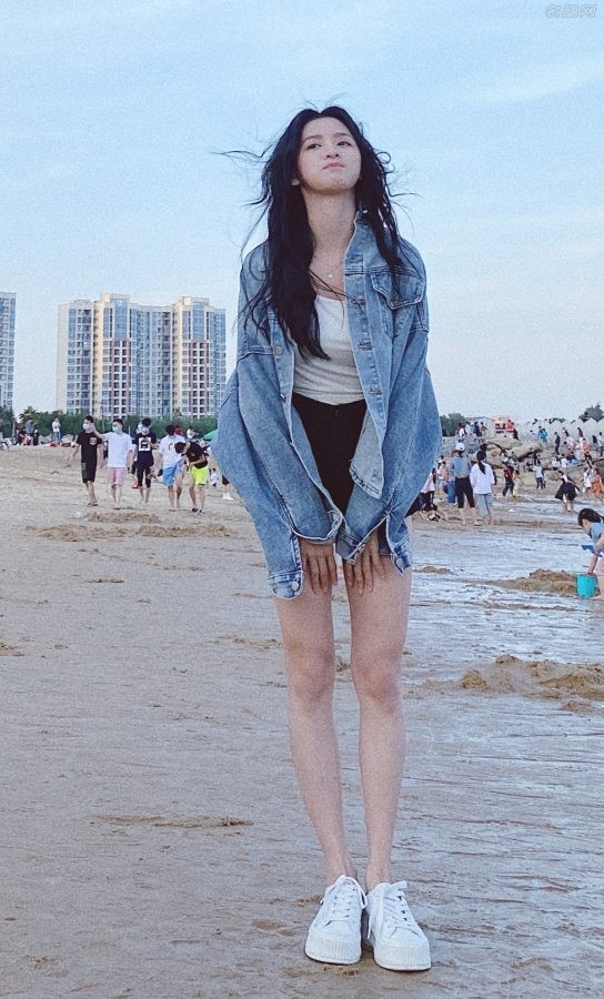 蔡卓宜海滩美照，一条短裤长腿纤细笔直(3/10)