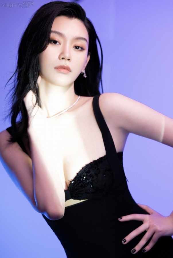 奚梦瑶内衣外出出席Cosmo时尚盛典魅力四射(5/12)