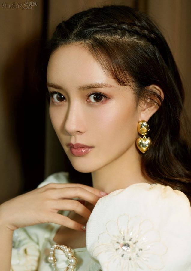 孟子义穿泡泡袖连衣裙秀美腿少女感十足(2/3)
