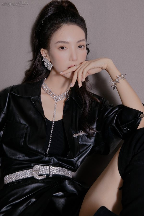 超A的小姐姐金晨身穿黑皮衣配高跟长靴亮相抖音美好奇妙夜(5/9)