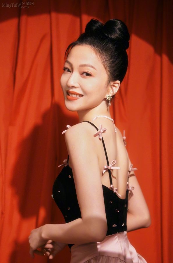 张韶涵穿吊带低胸裙参加录制《春晚进行时》（第6张/共6张）