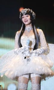 张韶涵演唱会天使造型白裙丝袜长靴