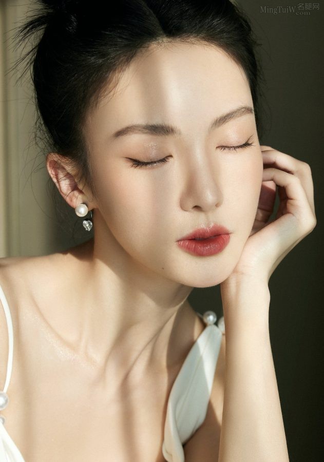 金晨纤瘦的身材穿上超长白色礼服，高清美脸享受阳光(2/3)