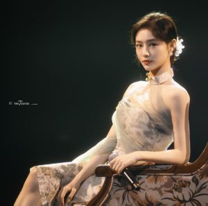 许佳琪身穿旗袍展示优美身体曲线（第3张/共11张）