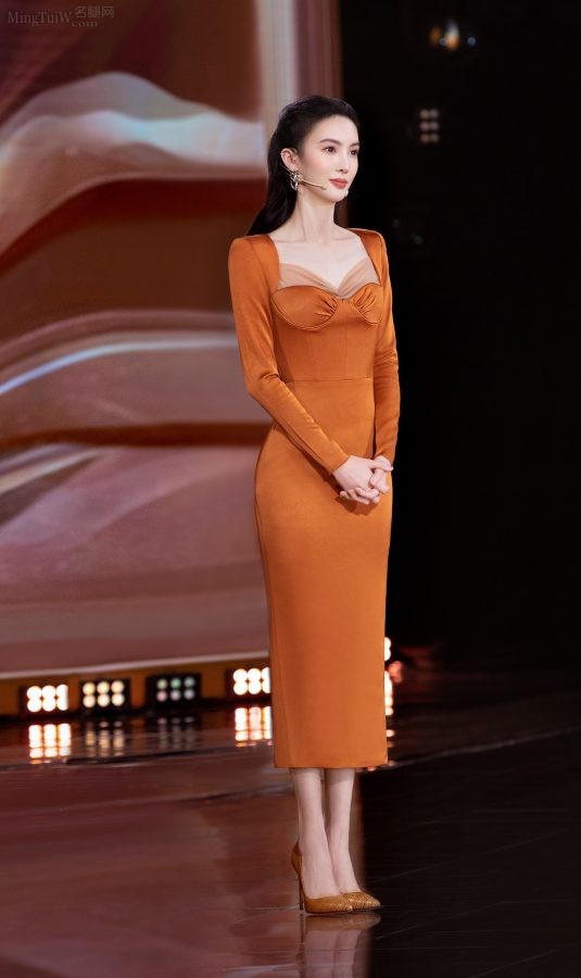 美女演员金晨脚踩一双黄色细跟恨天高优雅亮相(8/10)