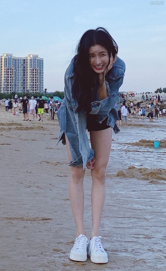 蔡卓宜海滩美照，一条短裤长腿纤细笔直(7/10)