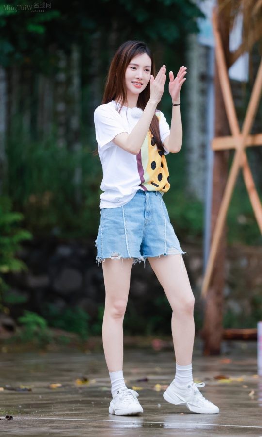 《完美的夏天》金晨牛仔短裤大白腿玩球(1/2)