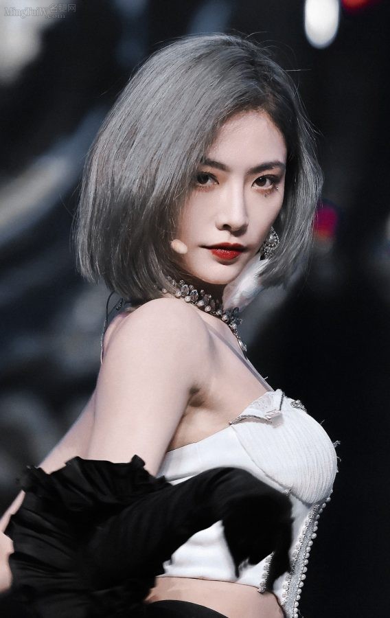 许佳琪飘逸短发台上表演展示小蛮腰长腿(10/11)