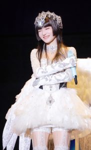 张韶涵演唱会天使造型白裙丝袜长靴