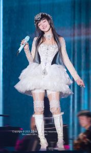 张韶涵演唱会天使造型白裙丝袜长靴