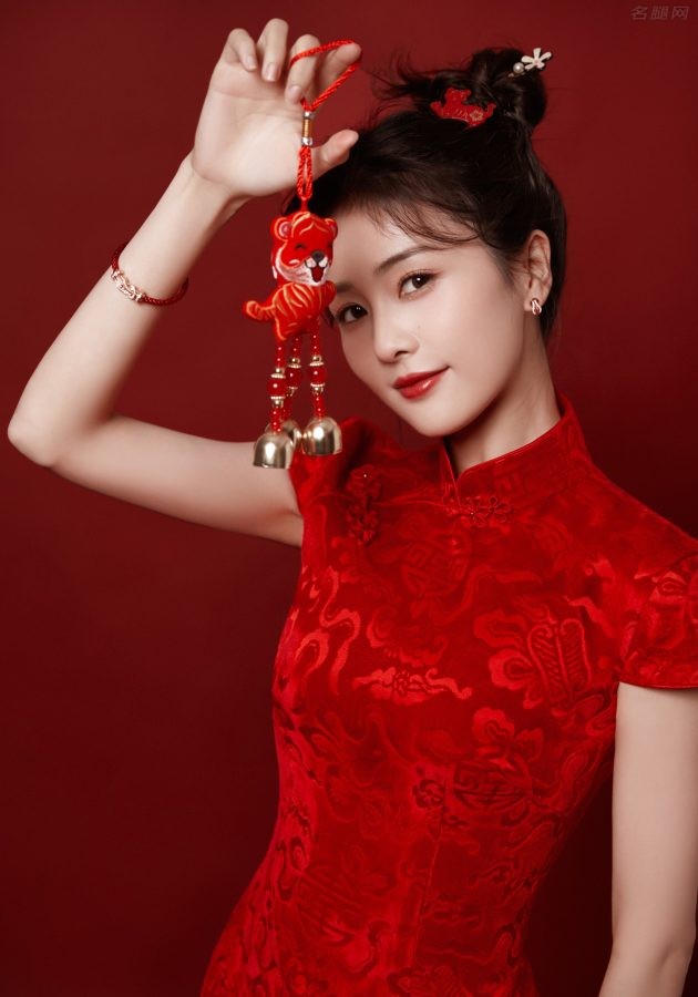 白鹿穿红色喜庆旗袍展现婀娜柔美身材(4/5)