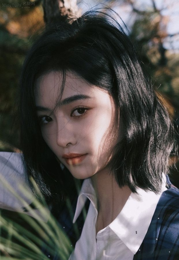 许佳琪美腿穿皮靴户外拍照(3/4)