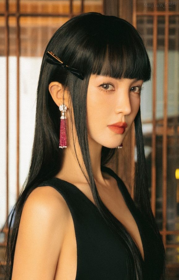 “暗夜精灵”金晨脚踩凉高跟出席智族GQ MOTY年度人物盛典(3/4)