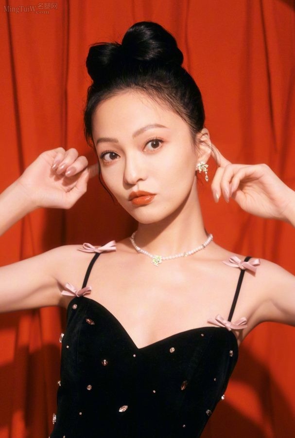 张韶涵穿吊带低胸裙参加录制《春晚进行时》(3/6)