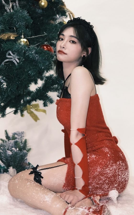 许佳琪庆祝圣诞美腿穿红色细高跟双眼盯屏幕魅惑（第4张/共7张）