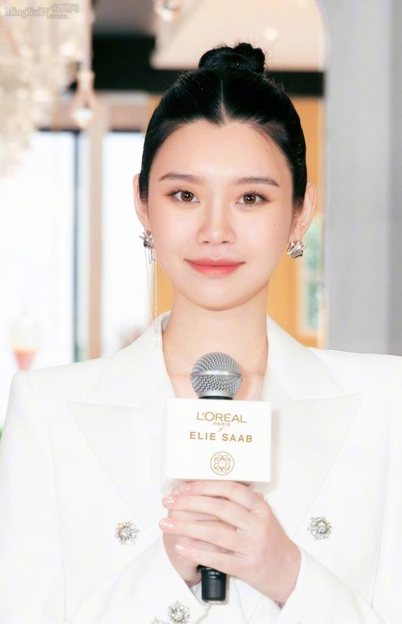 奚梦瑶身穿白色西服上装一双纤细长腿光芒四射(2/3)