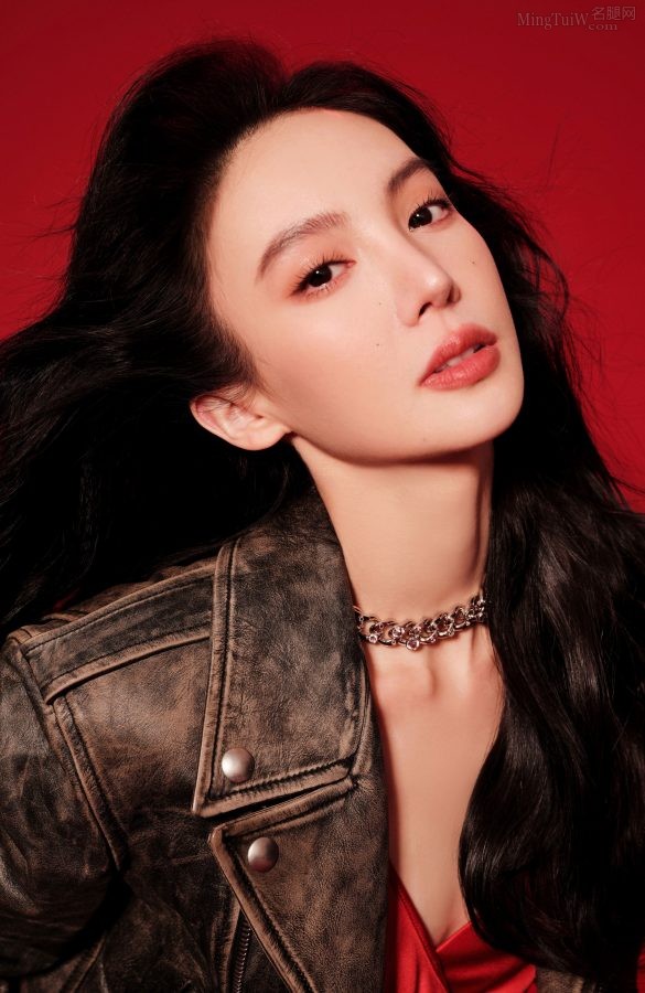 机车女郎金晨披肩卷发开叉红裙美腿白皙(7/8)