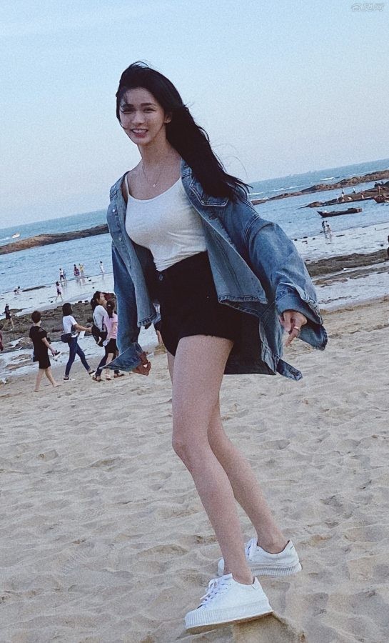 蔡卓宜海滩美照，一条短裤长腿纤细笔直(8/10)