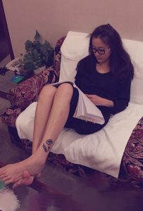 徐梵溪在家里展示她的纹身腿