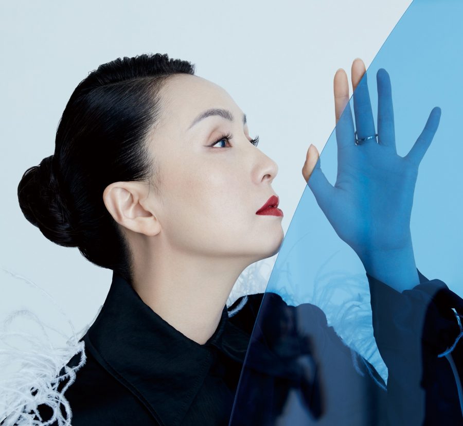 陶虹为《时尚芭莎》拍摄写真，上身穿低胸吊带背心展现成熟韵味(4/5)