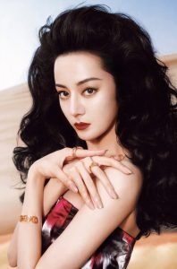 《时尚芭莎》迪丽热巴大波浪卷发复古摩登写真