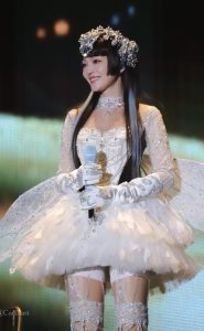 张韶涵演唱会天使造型白裙丝袜长靴