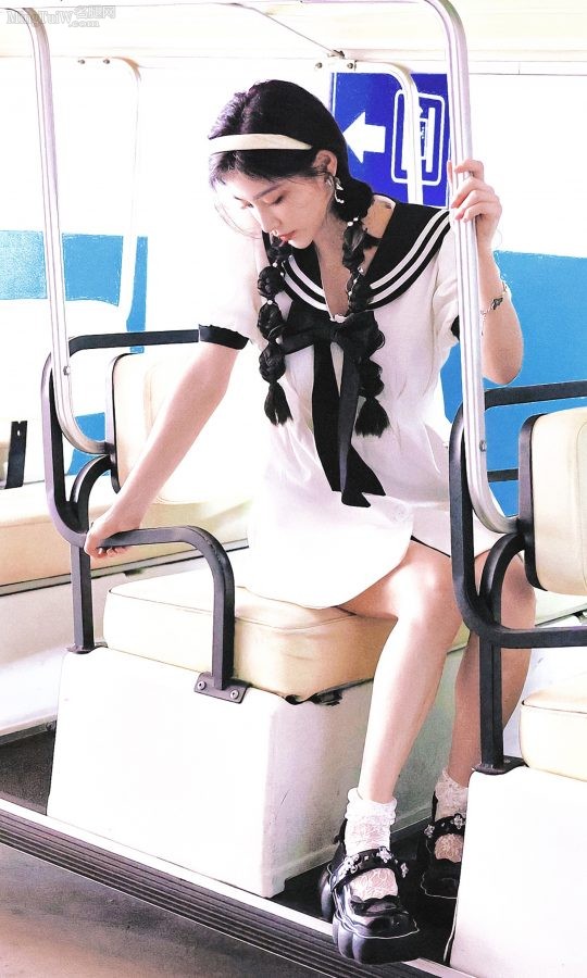 许佳琪可爱双马尾辩造型穿水手服秀长腿(3/3)