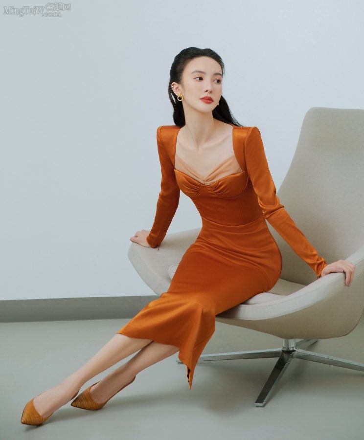 美女演员金晨脚踩一双黄色细跟恨天高优雅亮相(2/10)