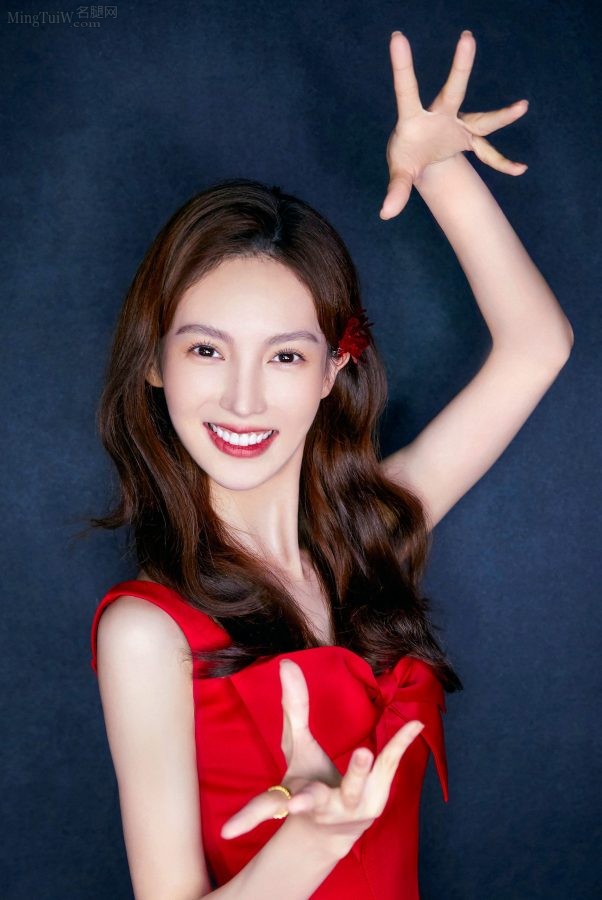 美女金晨穿一条明艳红裙美脸一级好看(2/4)
