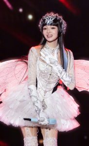 张韶涵演唱会天使造型白裙丝袜长靴