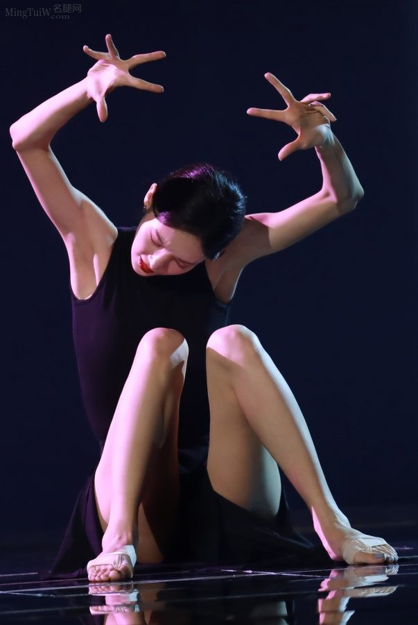 金晨登上《舞蹈生》节目，光着腿和脚用舞蹈展现力量感（第3张/共18张）