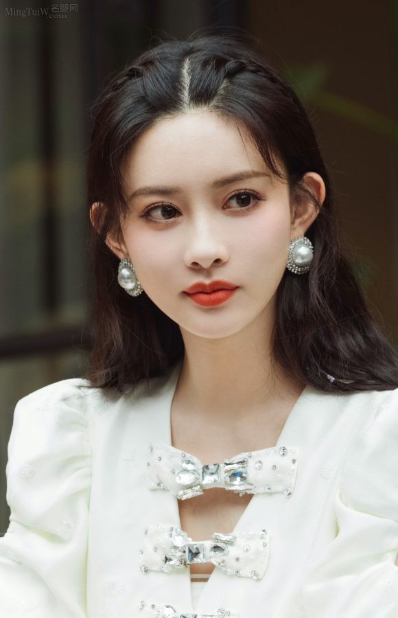 《女儿们的恋爱》孟子义穿连体短裤好白的一双腿(8/9)