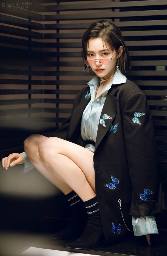 许佳琪穿蝴蝶装饰黑西装美腿踩高跟短靴气质写真(1/2)