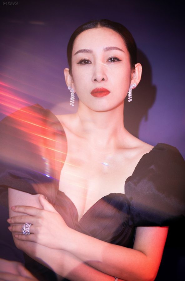 40路美女秦海璐穿深V礼服秀事业线(1/9)