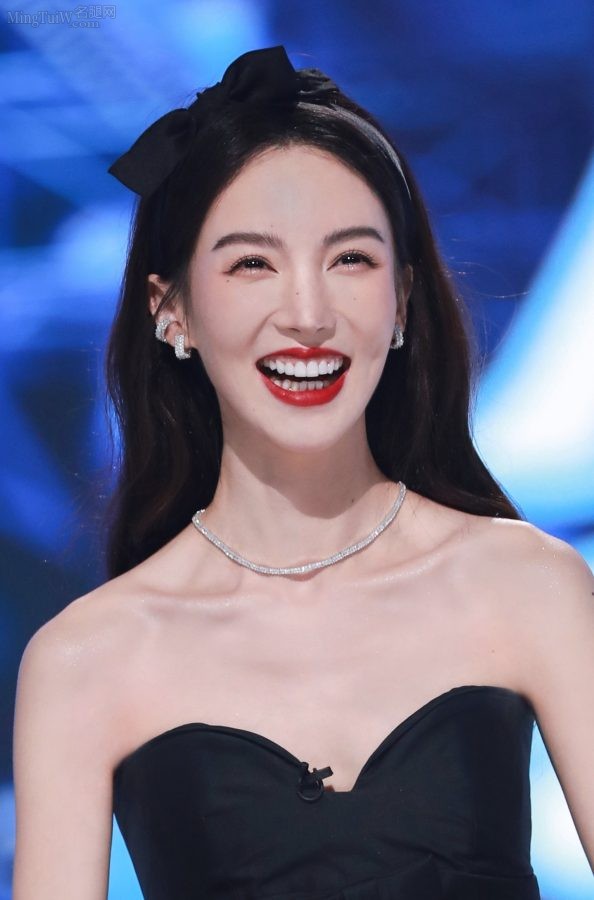金晨穿低胸黑裙踩尖头高跟笑容灿烂(2/3)