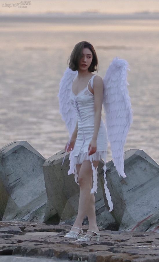 穿短裙的天使许佳琪在海边拍照腿上冻出了鸡皮疙瘩（第6张/共6张）