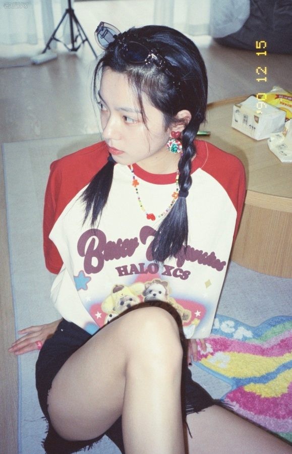 庄达菲90年代怀旧胶卷风格白美腿照(1/5)