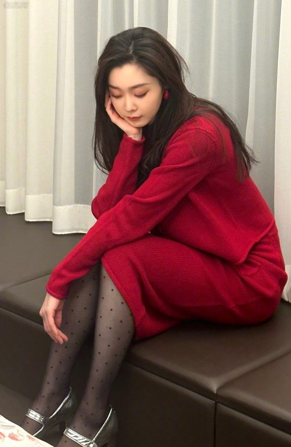 宋轶这次穿的是圆点黑丝(2/4)