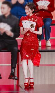 宋轶红旗袍红高跟亮相春晚腿白足美