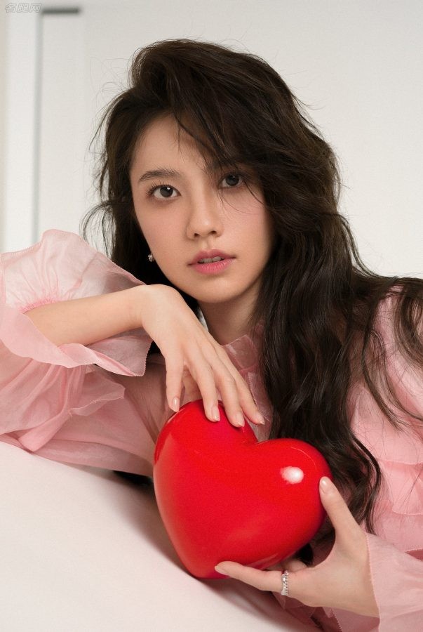 姜珮瑶炙热红心氛围感大片少女腿纤细(3/6)