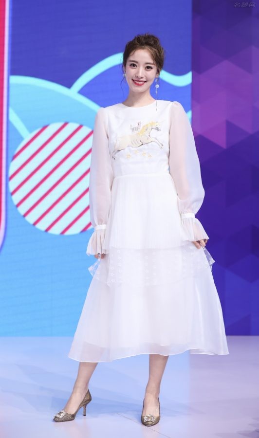 美女主持司雯嘉身穿白裙踩细高跟肌肤白皙(2/6)