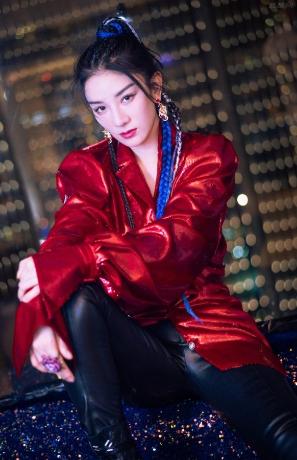 黄奕腿穿长靴红裙热烈飒酷登场(6/7)