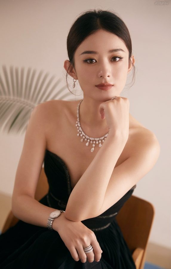 赵丽颖一袭深V优雅长裙魅力出镜(2/7)