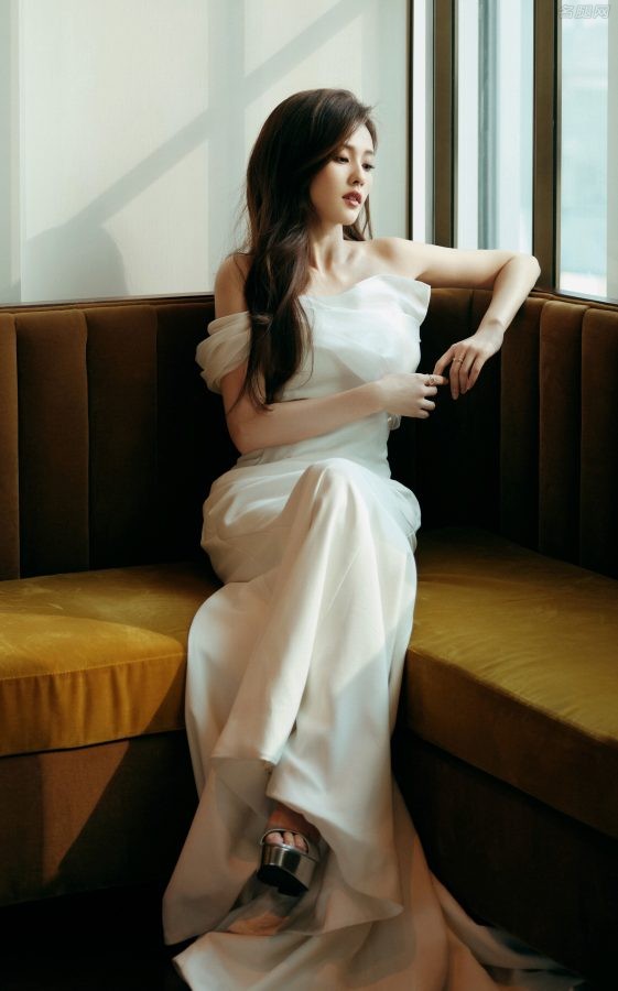 Actress Bai Lu wears an elegant white evening dress, her feet are on a waterproof platform, and she has a pure and elegant temperament.(2/5)