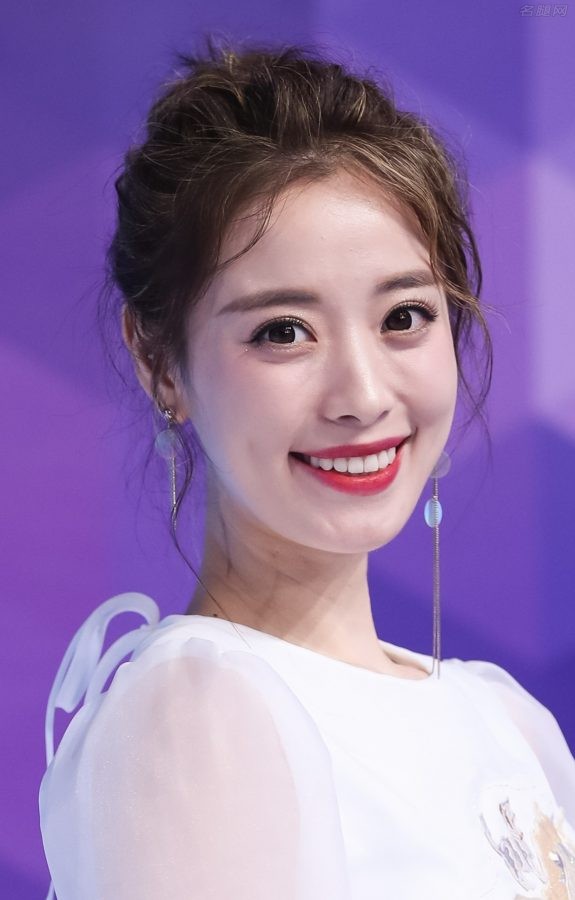美女主持司雯嘉身穿白裙踩细高跟肌肤白皙(6/6)