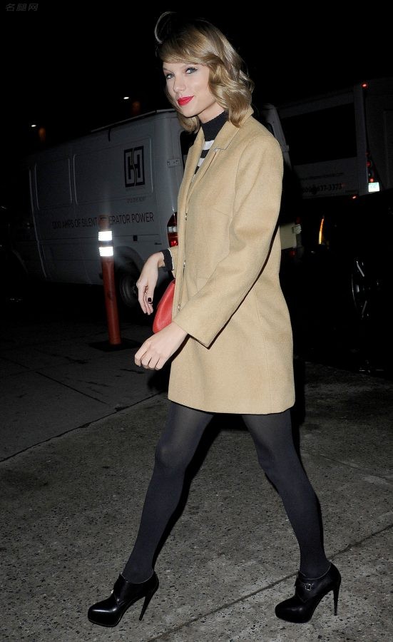 Taylor Swift泰勒·斯威夫特大长腿穿黑丝踩细高跟街拍美照（第7张/共11张）