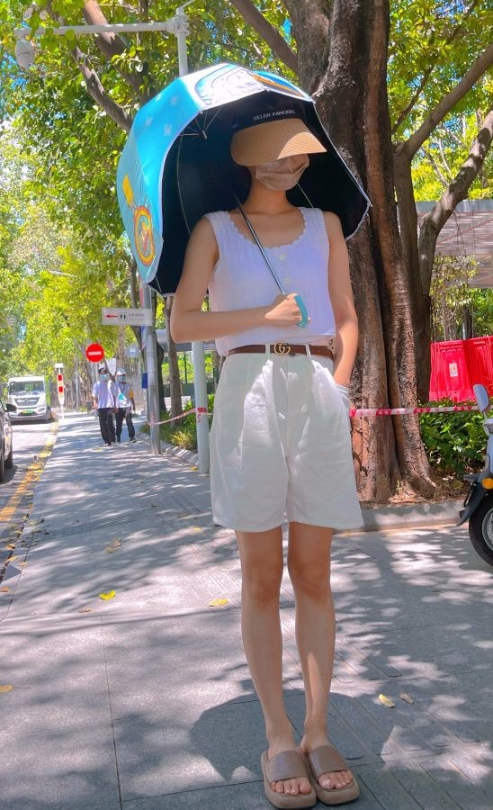 姜珮瑶夏日艳阳下撑伞踩凉拖外出(1/2)